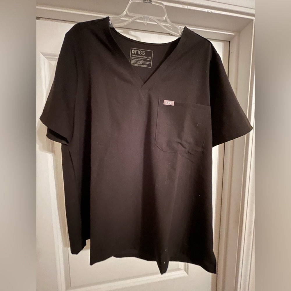 FIGS Catarina one pocket scrub top.